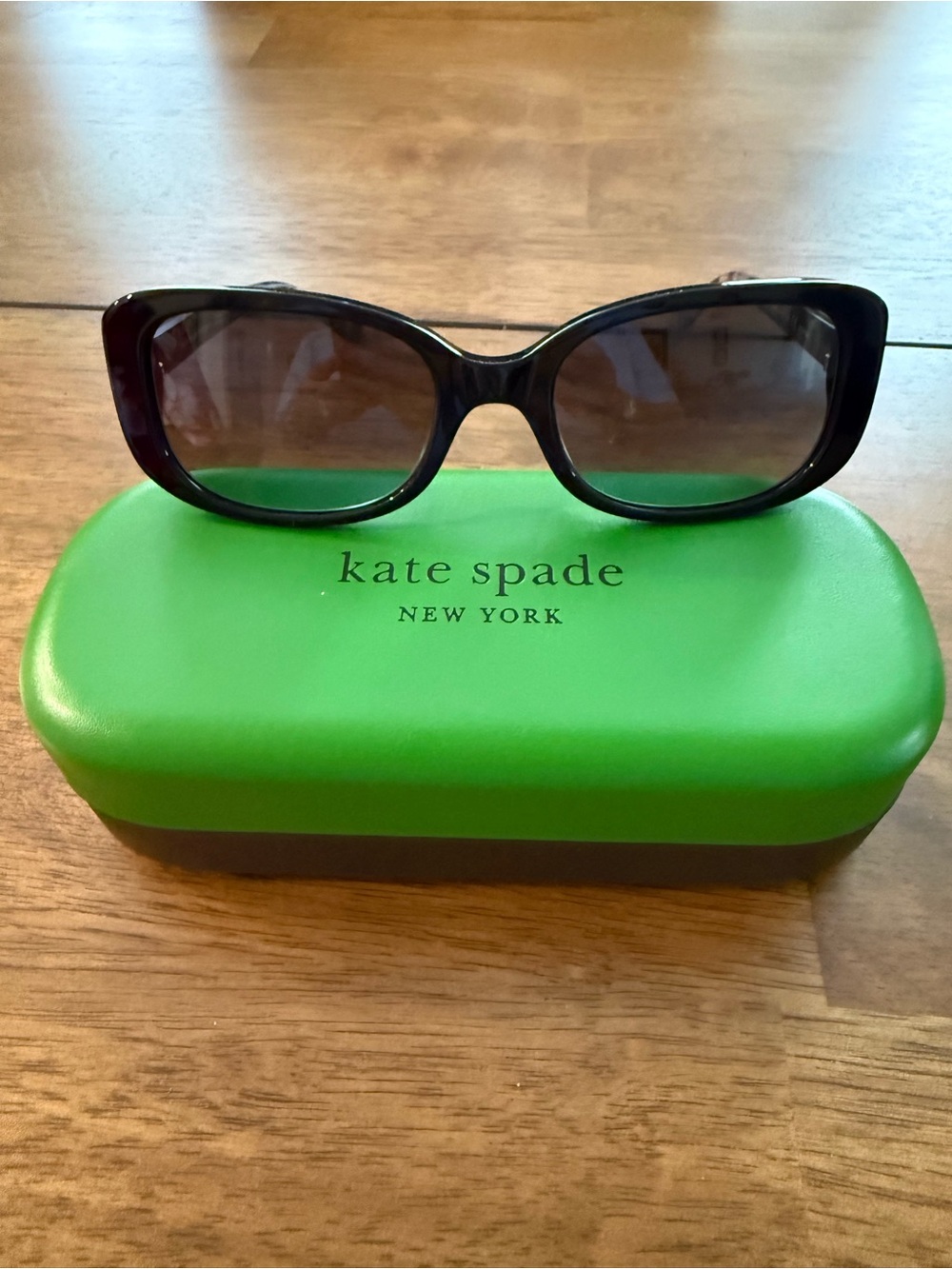 kate spade black and tortoise sunglasses with case and cleaning cloth.
